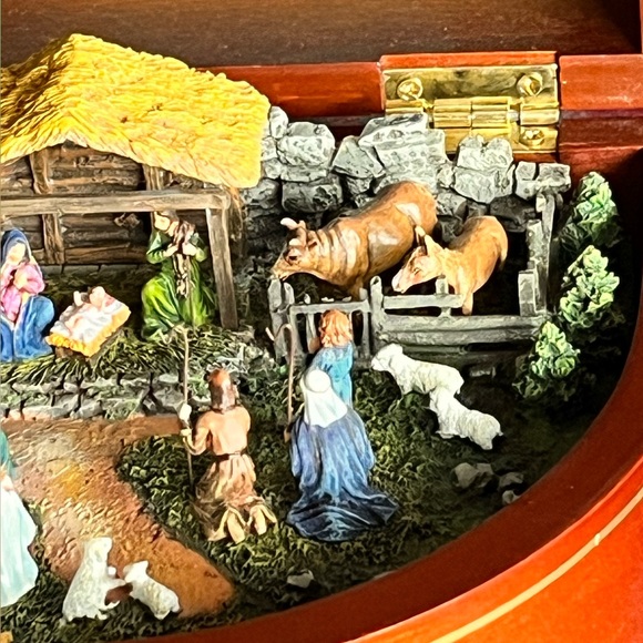 The Nativity Music Box - Danbury Mint Production - Picture 5 of 10